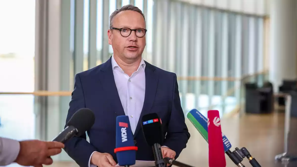 NRW-Justizminister gerät durch den Ausbruch in Duisburg unter Druck. - Bild: Christoph Reichwein/dpa
