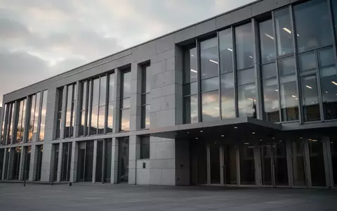 Moderne Fassade eines Bürogebäudes in Deutschland bei bewölktem Tageslicht. - Foto: über boerse-global.de