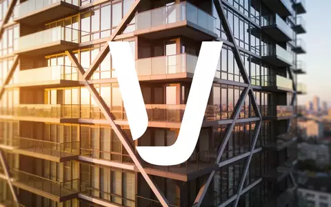 Moderne Wohnhausfassade aus Glas und Stahl im goldenen Licht, symbolisiert Stabilität im Immobiliensektor. - Foto: über boerse-global.de