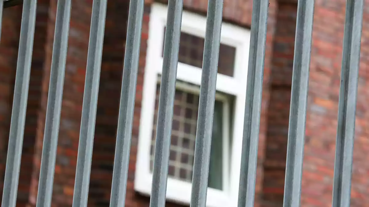 Ein Zaun und vergitterte Fenster - trotzdem gelang einem Häftling die Flucht. - Bild: Christoph Reichwein/dpa