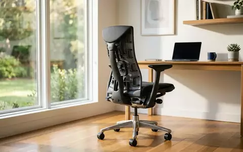 Ein moderner, ergonomischer Bürostuhl in einem hellen, minimalistischen Arbeitszimmer bei natürlichem Licht. - Foto: über boerse-global.de