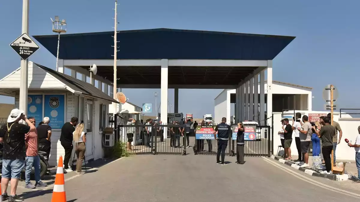 Angehörige bangen um ihre Liebsten - Bild: Uncredited/AP/dpa