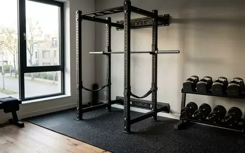 Ein professionelles Power Rack und verstellbare Hanteln in einem modernen, minimalistischen Fitnessraum. - Foto: über boerse-global.de