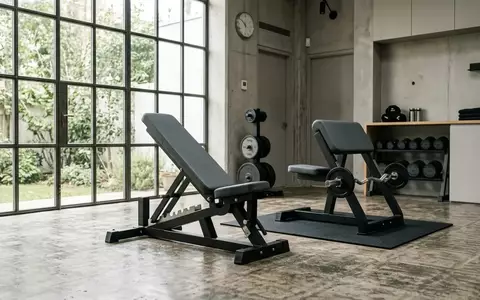 Hochwertige, verstellbare Hantelbank und Scott-Curl-Bank in einem modernen, minimalistischen Fitnessraum. - Foto: über boerse-global.de
