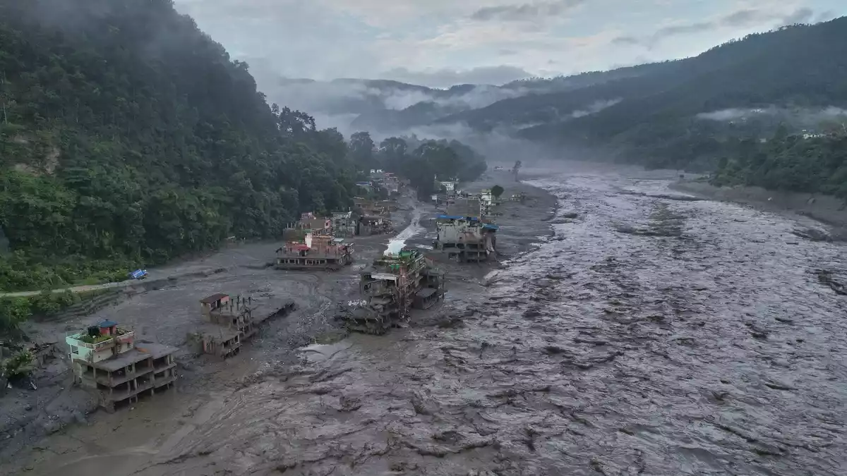 Von dem Ort Trishuli Bazaar, wo ein Schuldirektor rund 900 Schülerinnen und Schüler durch eine rechtzeitige Warnung vor der Flutwelle rettete, sind nur noch Ruinen übrig. - Bild: Rajesh Kumar Singh/AP/dpa