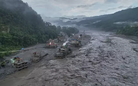 Von dem Ort Trishuli Bazaar, wo ein Schuldirektor rund 900 Schülerinnen und Schüler durch eine rechtzeitige Warnung vor der Flutwelle rettete, sind nur noch Ruinen übrig. - Foto: Rajesh Kumar Singh/AP/dpa