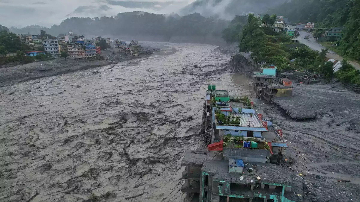 Viele der Schülerinnen und Schüler konnten sich nur Sekunden bevor die Flutwelle den Ort Trishuli Bazaar zerstörte, in höher gelegenes Gelände in Sicherheit bringen.  - Bild: Rajesh Kumar Singh/AP/dpa