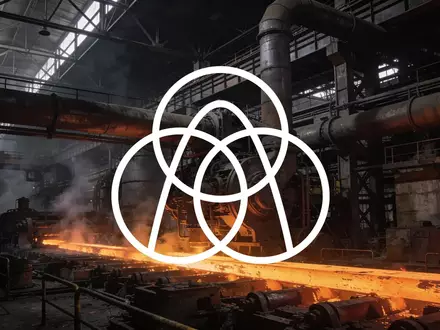 Düstere Industriehalle eines Stahlwerks mit glühendem Metall und schattigen Stahlstrukturen. - Foto: über boerse-global.de