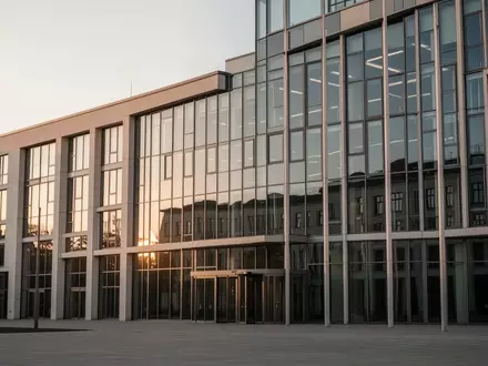 Moderne Fassade eines Regierungsgebäudes in Berlin bei natürlichem Tageslicht. - Foto: über boerse-global.de