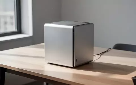 Ein minimalistischer kompakter Desktop-Computer aus Aluminium auf einem hellen Holztisch in einem hellen, modernen Büro. - Foto: über boerse-global.de
