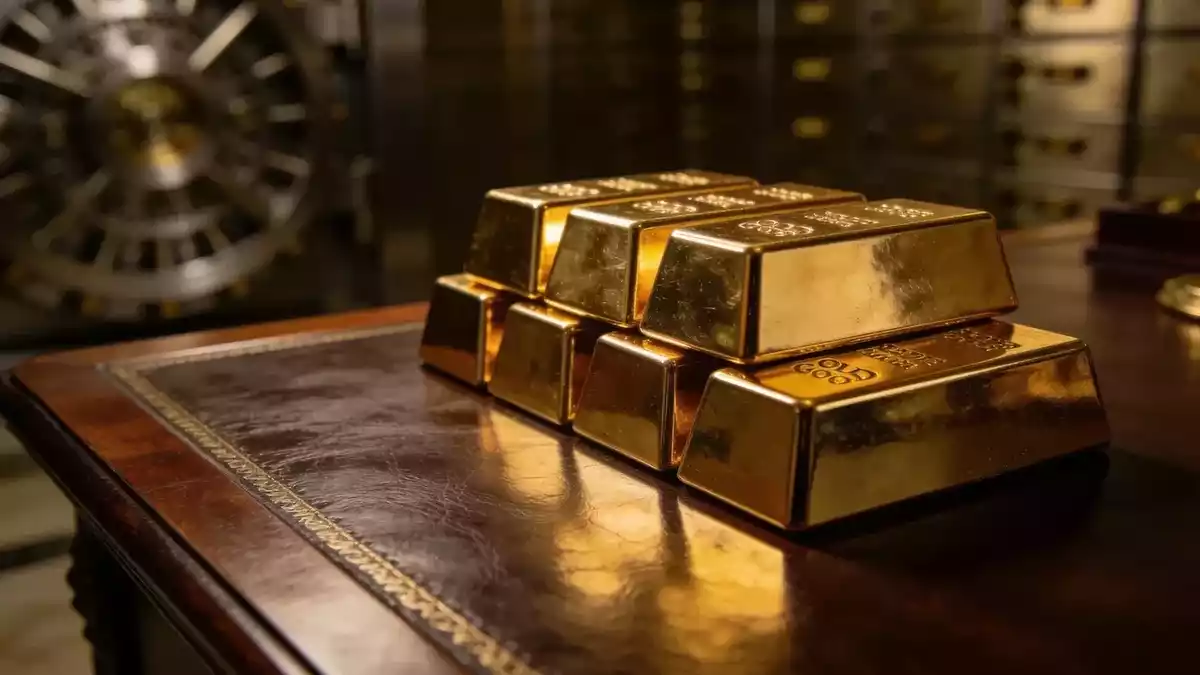 Gold Faces Key Test After Weekly Loss, Fed Hawkish Shift