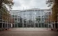 Modernes Regierungsgebäude in Berlin bei bewölktem Tageslicht. - Foto: über boerse-global.de