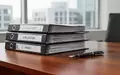 Ein ordentlicher Schreibtisch mit juristischen Aktenordnern und einem Füllfederhalter in einem hellen Büro. - Foto: über boerse-global.de