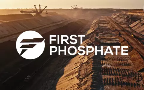 Weitläufiges, industrielles Tagebaugelände bei Sonnenaufgang, das den Abbau von mineralischen Rohstoffen symbolisiert. - Foto: über boerse-global.de