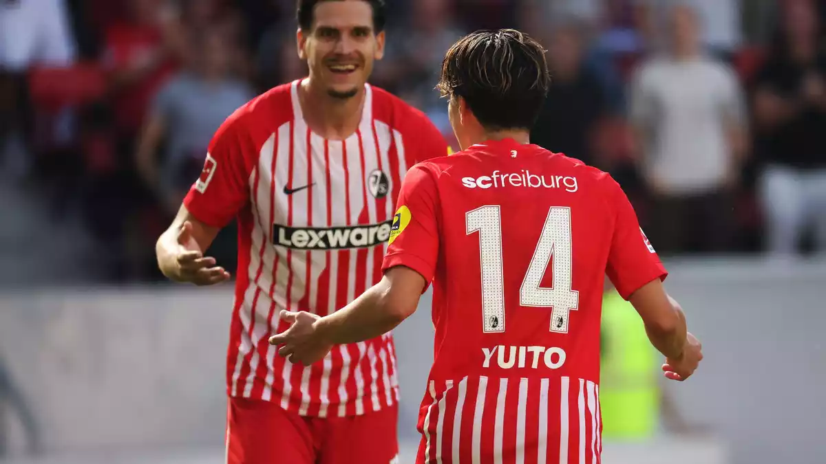 Freiburgs Top-Duo: Igor Matanovic (l.) jubelt mit Yuito Suzuki. - Bild: Philipp von Ditfurth/dpa
