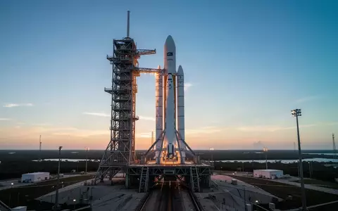 Eine Falcon Heavy Rakete auf der Startrampe LC-39A im Kennedy Space Center vor einem klaren Morgenhimmel. - Foto: über boerse-global.de