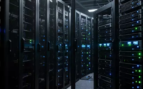 Dunkler Serverraum mit blinkenden LED-Anzeigen an metallischen Server-Racks in einer modernen IT-Infrastruktur. - Foto: über boerse-global.de
