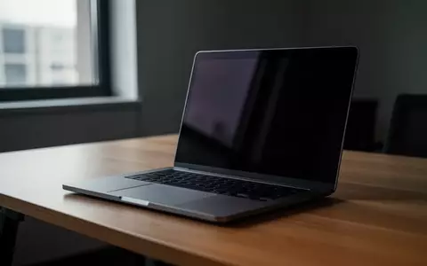 Ein geschlossener moderner Laptop auf einem Schreibtisch in einem Büro mit natürlichem Lichteinfall. - Foto: über boerse-global.de