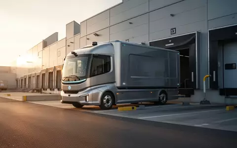 Ein autonomer elektrischer Lieferwagen an einer Laderampe eines modernen Logistikzentrums. - Foto: über boerse-global.de