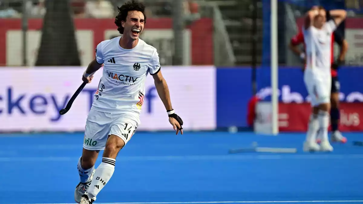 Teo Hinrichs rennt nach dem Abpfiff jubelnd über den Platz in der Hockey-Arena. - Bild: Dirk Waem//dpa