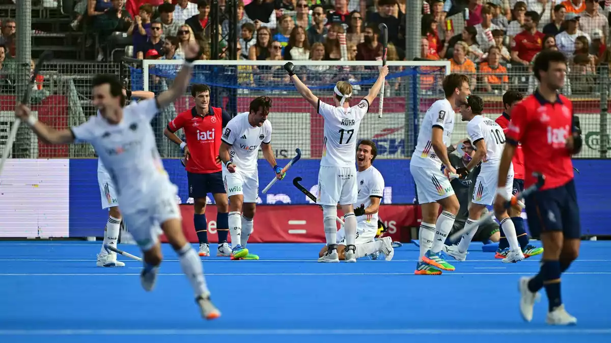 Abpfiff: Die deutschen Hockey-Herren feiern die WM-Titelverteidigung. - Bild: Dirk Waem//dpa