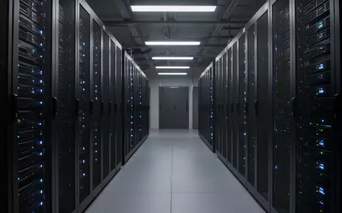Moderne Serverräume in einem Rechenzentrum mit blauen LED-Statusleuchten in einer professionellen, technologischen Umgebung. - Foto: über boerse-global.de