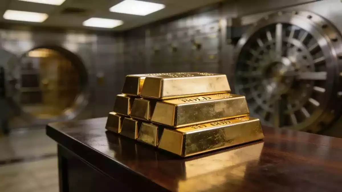 Gold at Crossroads: Fed Hawkishness vs Central Bank Buying