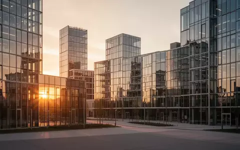 Moderne Büroarchitektur aus Glas und Stahl bei Sonnenuntergang als Symbol für den Wirtschaftsstandort Deutschland. - Foto: über boerse-global.de