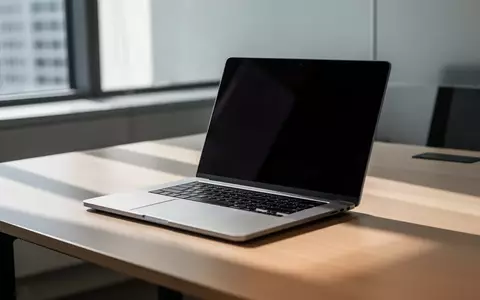 Ein moderner, aufgeräumter Schreibtisch mit einem Laptop, dessen Bildschirm ausgeschaltet ist, in einer hellen Büroumgebung. - Foto: über boerse-global.de