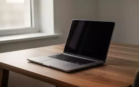 Ein moderner Laptop auf einem hölzernen Schreibtisch in einer hellen, minimalistischen Arbeitsumgebung. - Foto: über boerse-global.de