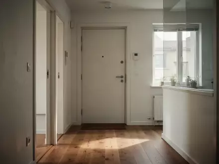 Geschlossene Wohnungstür in einem modern eingerichteten Flur bei natürlichem Lichteinfall. - Foto: über boerse-global.de