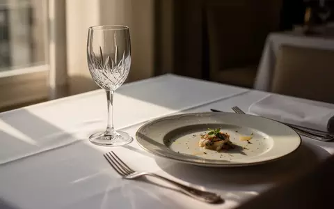 Ein leeres Glas und ein benutzter Teller auf einem gedeckten Tisch nach einer Mahlzeit in einem Restaurant. - Foto: über boerse-global.de