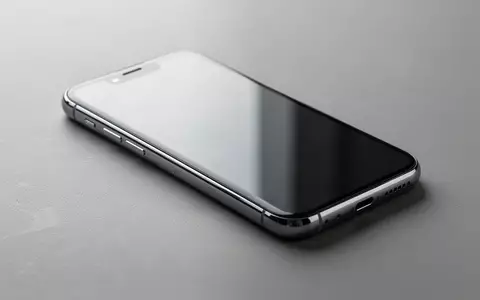 Ein minimalistisches Smartphone auf einer neutralen, matten Oberfläche in einer professionellen Produktaufnahme. - Foto: über boerse-global.de