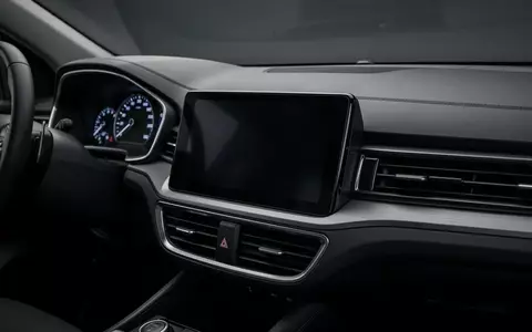 Dunkler Infotainment-Bildschirm in einem modernen Fahrzeug-Cockpit bei gedimmtem Licht. - Foto: über boerse-global.de