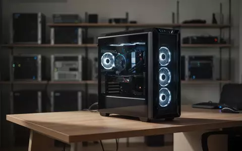 Ein moderner Computer-Arbeitsplatz mit einem leistungsstarken Rechnergehäuse in einem minimalistischen Büro. - Foto: über boerse-global.de