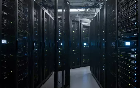 Dunkles Serverraum-Rechenzentrum mit beleuchteten Server-Racks. - Foto: über boerse-global.de