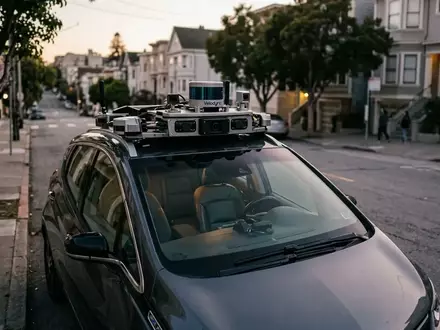 Ein autonomes Testfahrzeug parkt an einer urbanen Straße in San Francisco während der Dämmerung. - Foto: über boerse-global.de