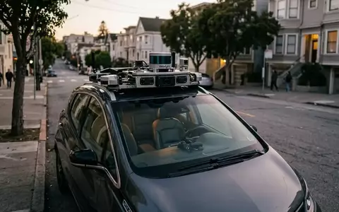 Ein autonomes Testfahrzeug parkt an einer urbanen Straße in San Francisco während der Dämmerung. - Foto: über boerse-global.de