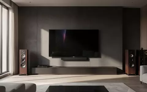 Ein moderner, minimalistisch eingerichteter Wohnraum mit einem an der Wand montierten OLED-Fernseher und hochwertigen Audiokomponenten. - Foto: über boerse-global.de