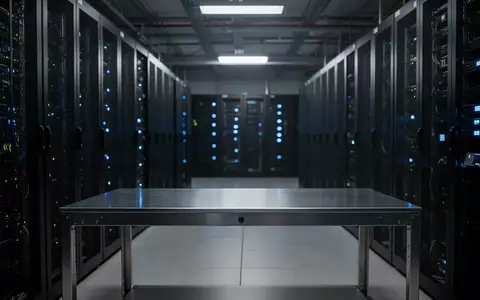 Ein moderner Serverraum mit dunklen Server-Racks und dezent leuchtenden Status-LEDs in einer professionellen Arbeitsumgebung. - Foto: über boerse-global.de