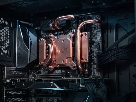 Eine hochwertige, wassergekühlte Grafikkarte in einem PC-Gehäuse mit sichtbaren Kühlkomponenten und dunklen Platinen. - Foto: über boerse-global.de
