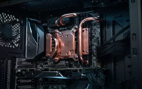 Eine hochwertige, wassergekühlte Grafikkarte in einem PC-Gehäuse mit sichtbaren Kühlkomponenten und dunklen Platinen. - Foto: über boerse-global.de