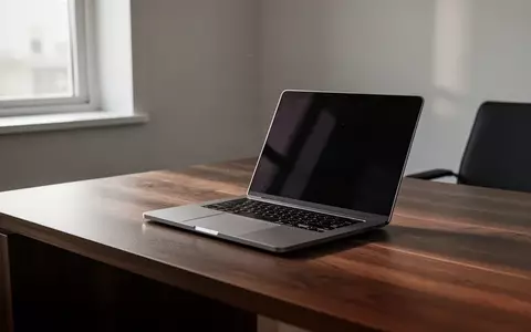 Ein moderner, minimalistischer Arbeitsplatz mit einem Laptop auf einem Schreibtisch bei natürlichem Licht. - Foto: über boerse-global.de