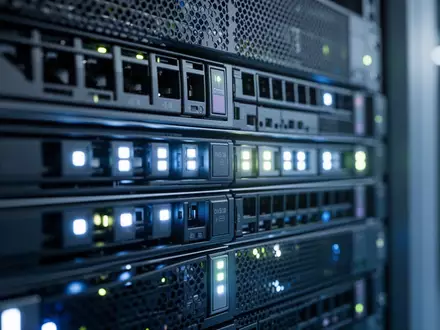 Moderne Server-Hardware in einem Rechenzentrum mit leuchtenden Status-LEDs. - Foto: über boerse-global.de