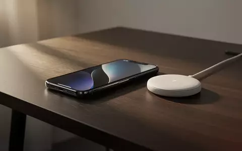 Modernes Smartphone auf einem Schreibtisch neben einer kabellosen Ladestation. - Foto: über boerse-global.de
