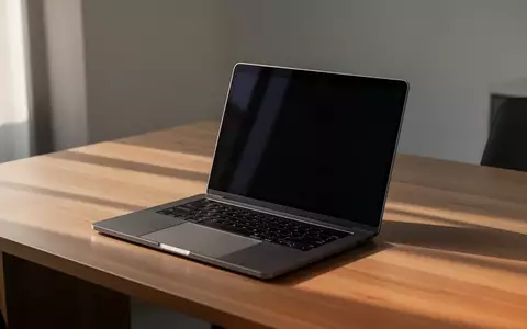 Ein moderner, minimalistischer Arbeitsplatz mit einem Laptop mit dunklem Bildschirm auf einem Holztisch. - Foto: über boerse-global.de