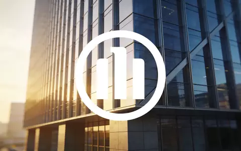 Moderne Glasfassade eines Bürogebäudes in der Abendsonne als Symbol für strategische Unternehmensentscheidungen. - Foto: über boerse-global.de