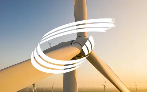 Moderne Windkraftanlagen bei Sonnenuntergang als Symbol für wachsende Auftragsbestände im Bereich erneuerbare Energien. - Foto: über boerse-global.de