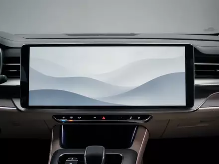 Modernes Infotainment-Display in einem Auto mit abstraktem Wellen-Hintergrund bei gedimmter Beleuchtung. - Foto: über boerse-global.de