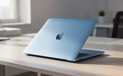 Ein geschlossenes, himmelblaues MacBook Air auf einem hellen Holztisch in einem sonnendurchfluteten Büro. - Foto: über boerse-global.de